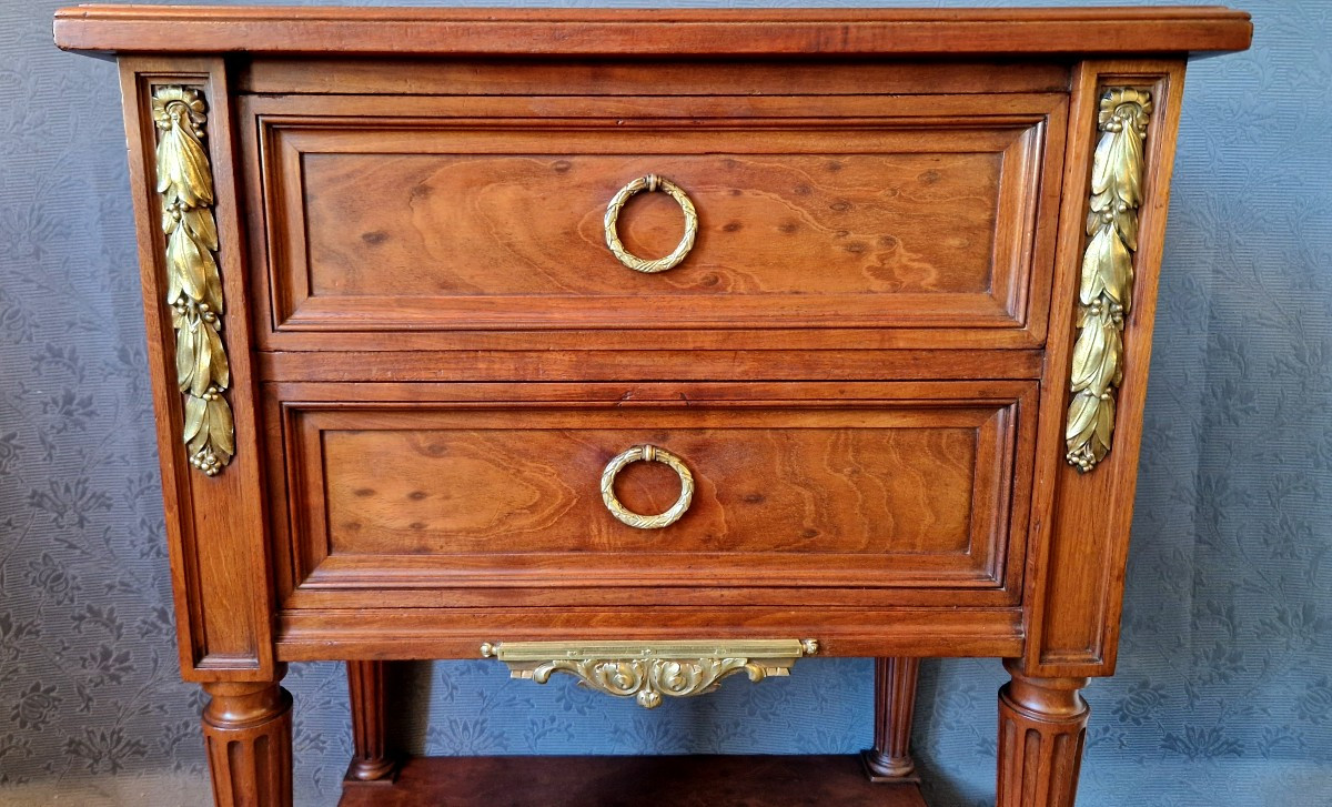 Walnut Chest Of Drawers -photo-1