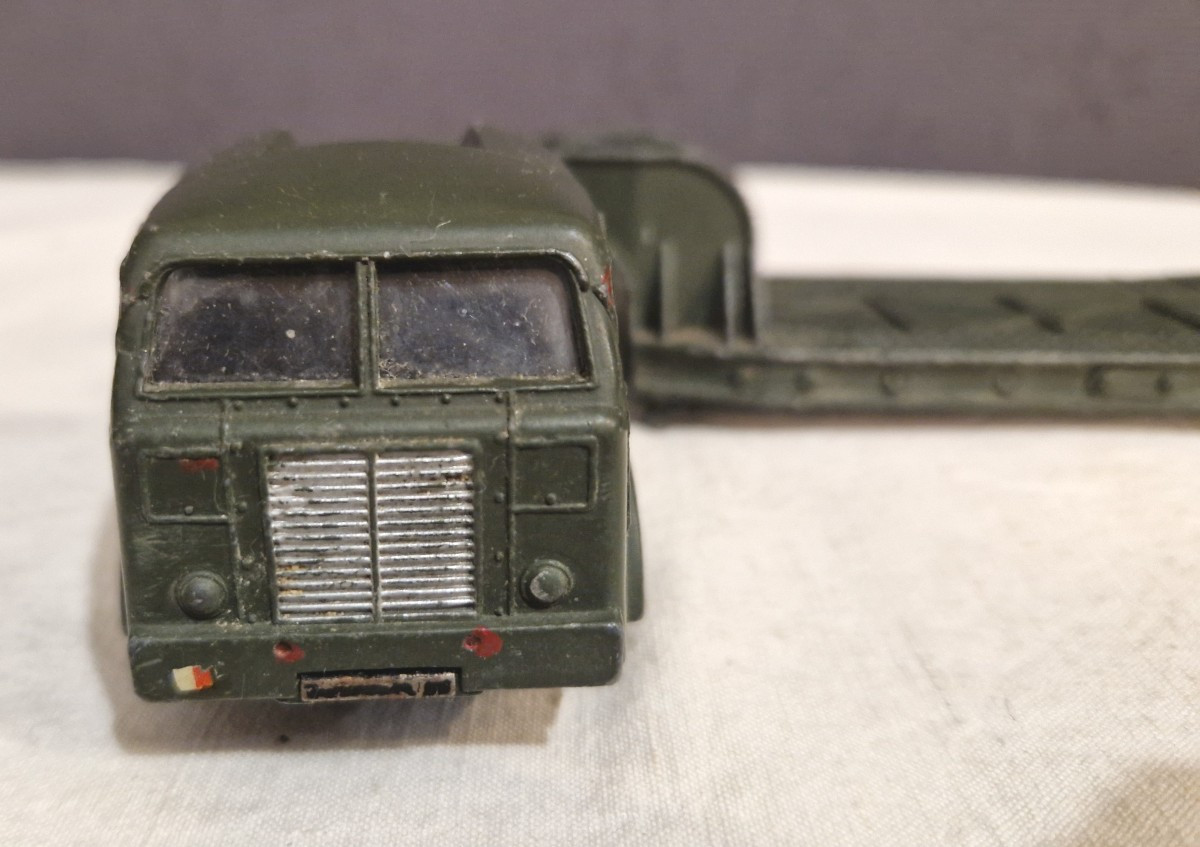 Dinky Toys 890 – Berliet Militaire Tous Terrains + Remorque Porte-char
