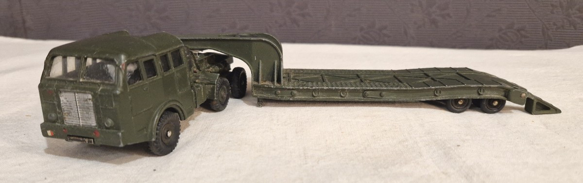 DINKY SUPERTOYS 890 Berliet et Semi-remorque porte-char