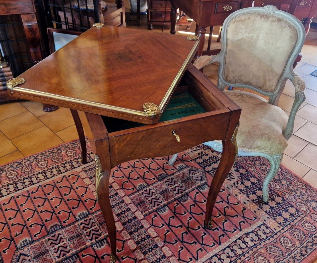Table à jeux en  marqueterie de style Louis XV