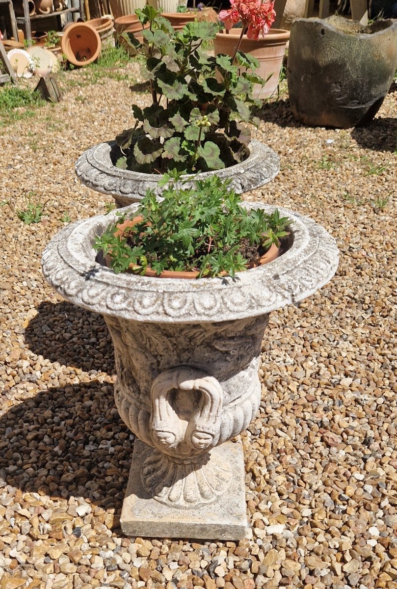 Paire de vases Médicis en pierre reconstitué XXe-photo-3
