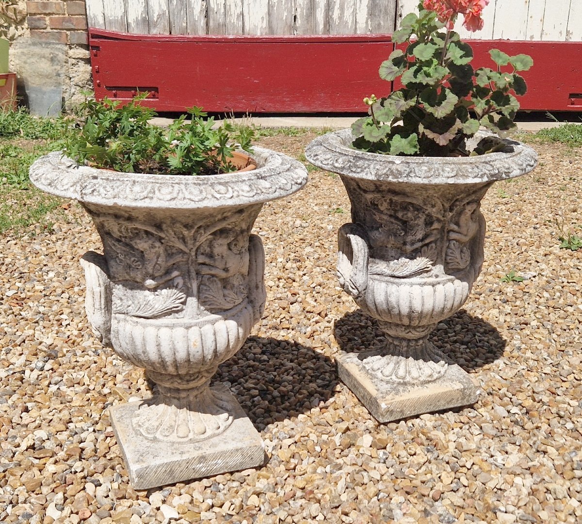 Paire de vases Médicis en pierre reconstitué XXe