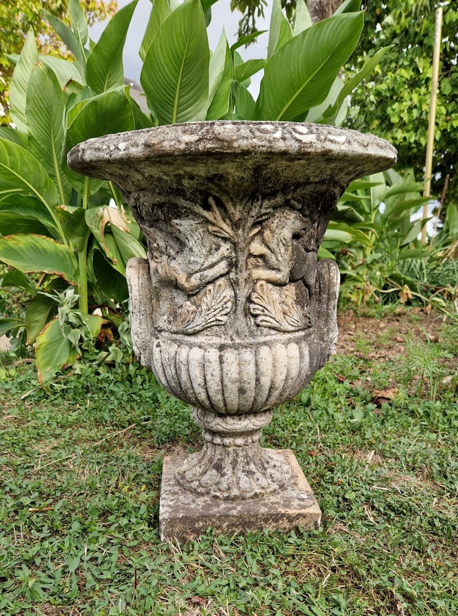 Vases Médicis en pierre reconstitué XXe