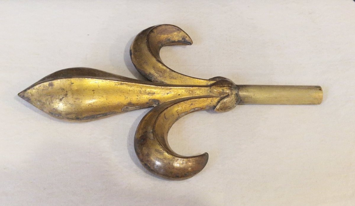 Pique d'étendard religieux - Fleur de lys