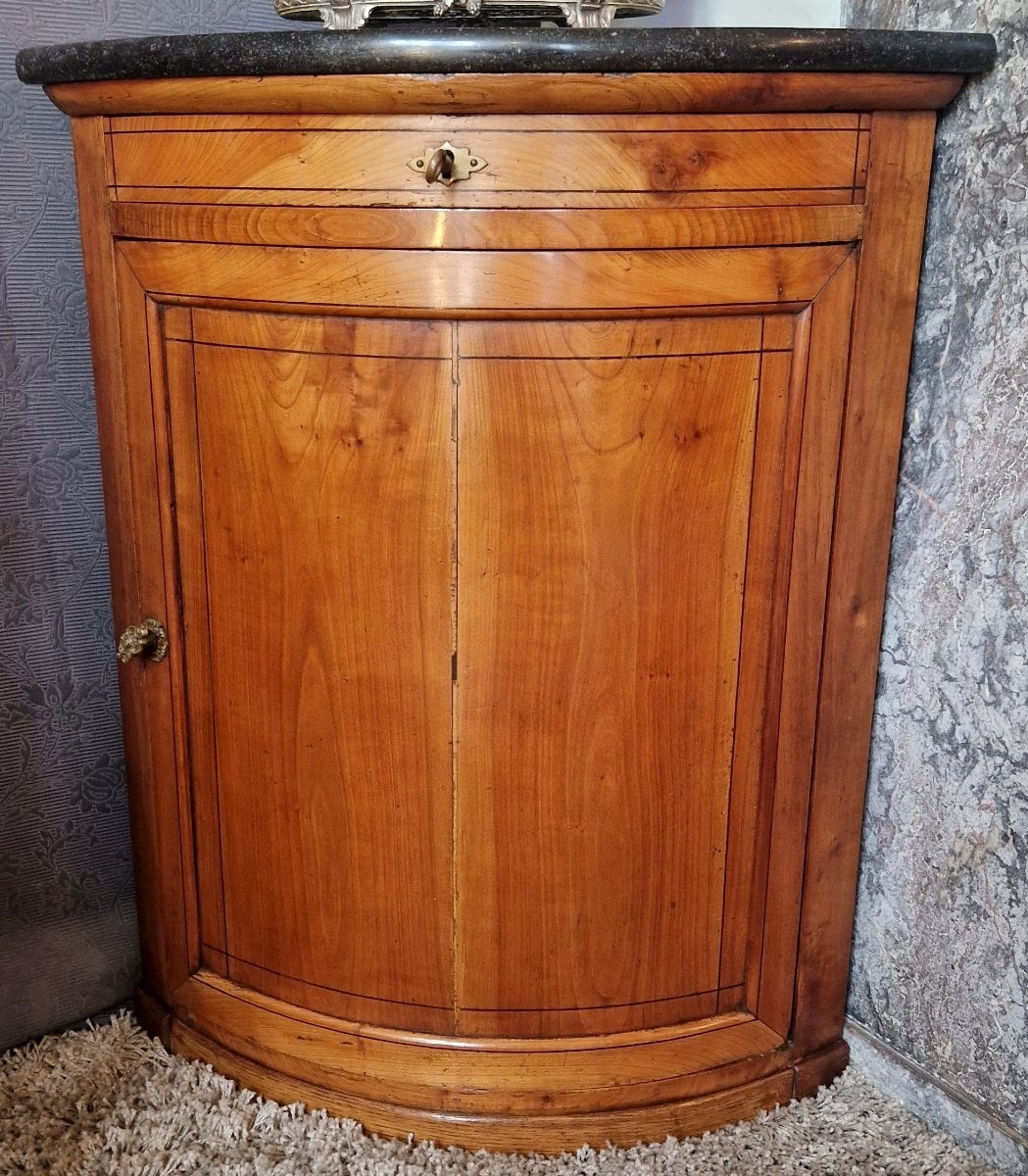 Encoignure d’angle en merisier 