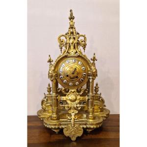 Pendule de cheminée de style Napoléon III en bronze doré.