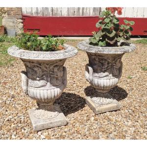 Paire de vases Médicis en pierre reconstitué XXe