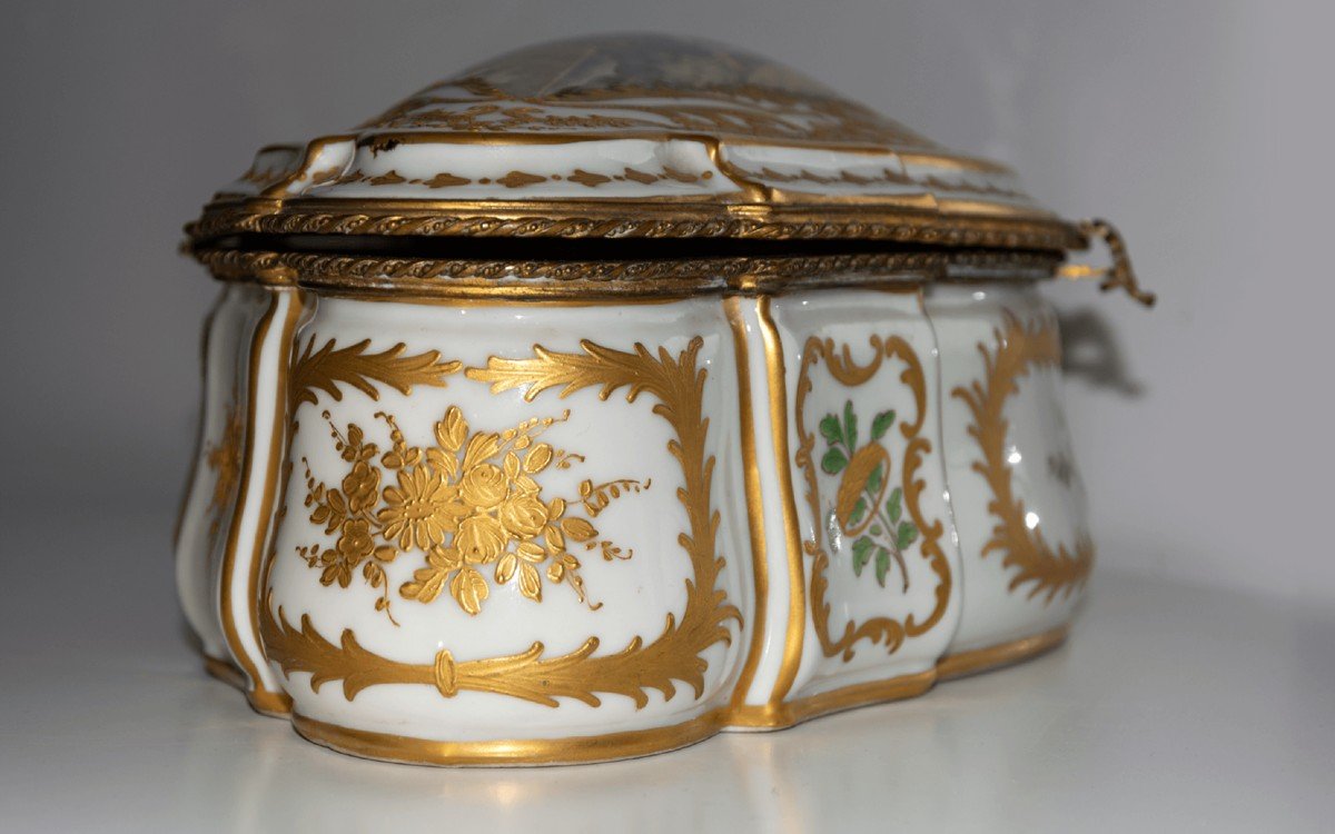 Grande Boîte En Porcelaine   Style De Sevres, Fin Du XIXe Siècle.-photo-1