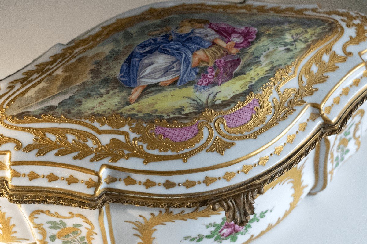 Grande Boîte En Porcelaine   Style De Sevres, Fin Du XIXe Siècle.-photo-2