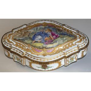 Grande Boîte En Porcelaine   Style De Sevres, Fin Du XIXe Siècle.