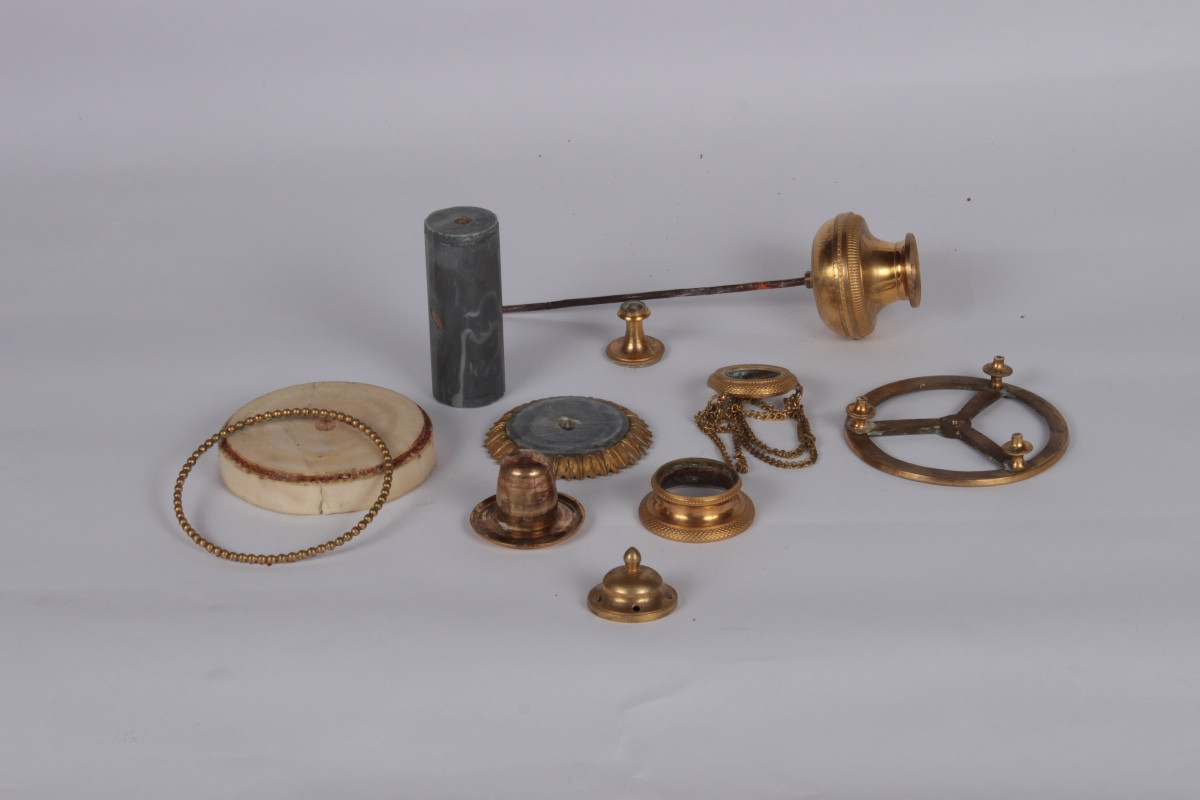 Paire de cassolettes formant bougeoirs et brûle-parfum, Paris fin de  l'époque Louis XVI-photo-2