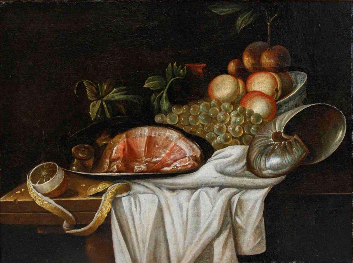 Disciple de G. van Deynum, Nature morte avec viande, fruits et un Nautilus-photo-3