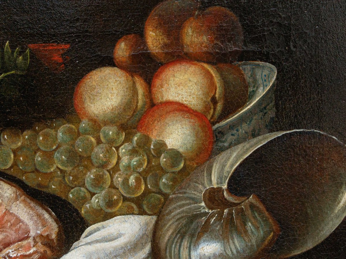Disciple de G. van Deynum, Nature morte avec viande, fruits et un Nautilus-photo-3