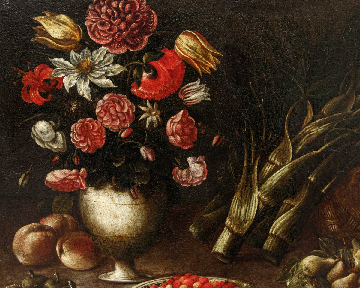 École lombarde du XVIIe siècle, Nature morte avec plats, fleurs et fruits-photo-3