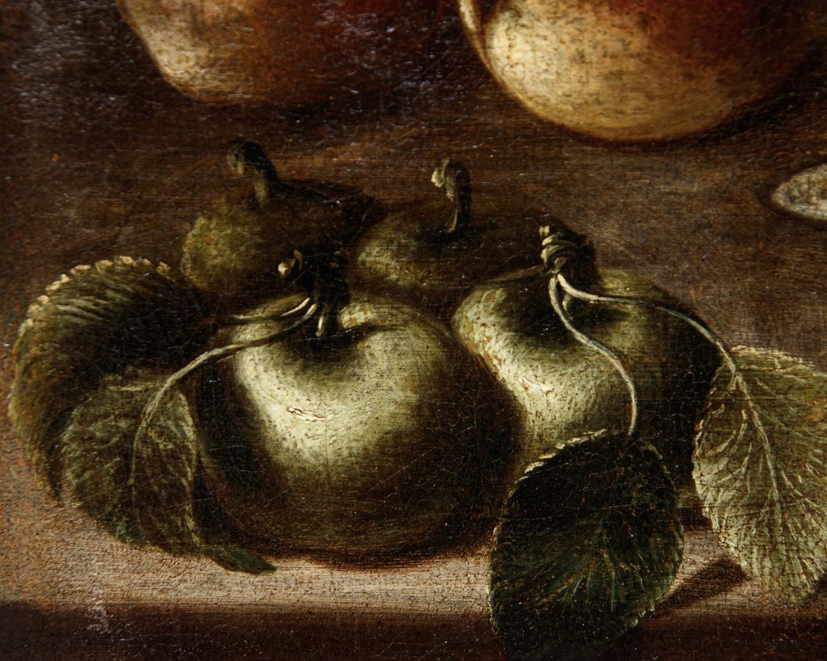 École lombarde du XVIIe siècle, Nature morte avec plats, fleurs et fruits-photo-6