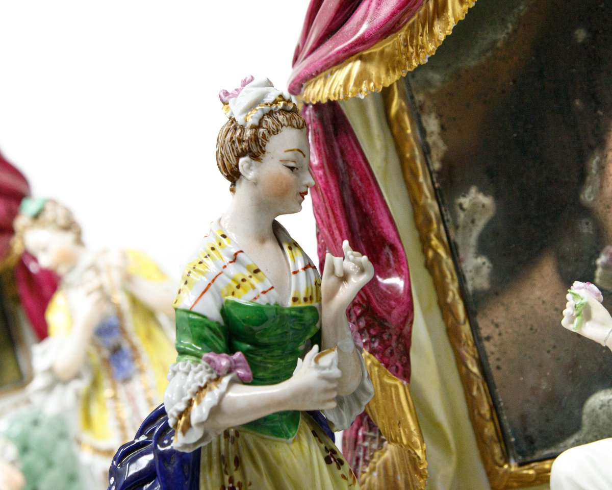 Manufacture de Dresde, XIXe siècle, Couple de scènes domestiques avec miroir et baldaquin-photo-2