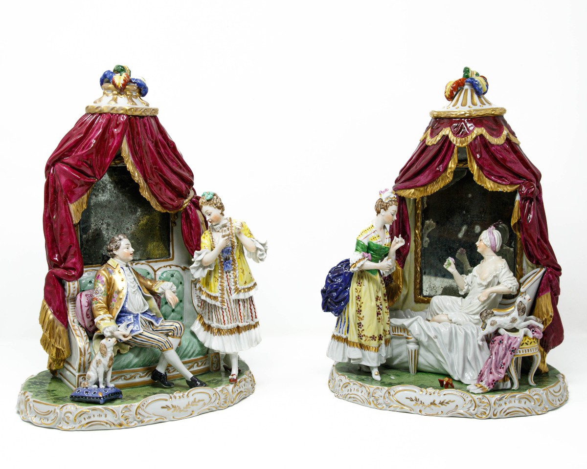 Manufacture de Dresde, XIXe siècle, Couple de scènes domestiques avec miroir et baldaquin