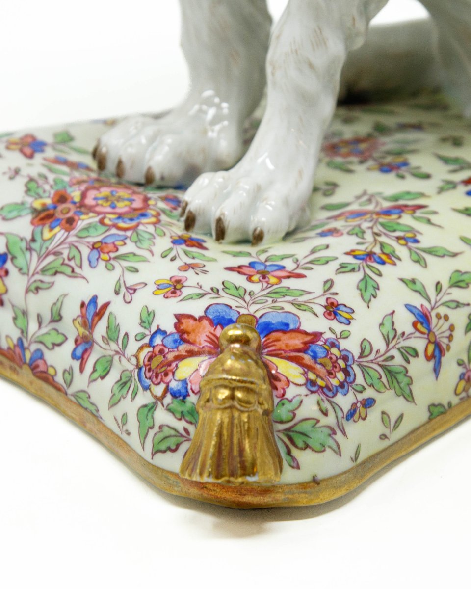 Porcelaine de Meissen, seconde moitié du XVIIIe siècle, Chiot de Bolognaise sur un coussin-photo-1