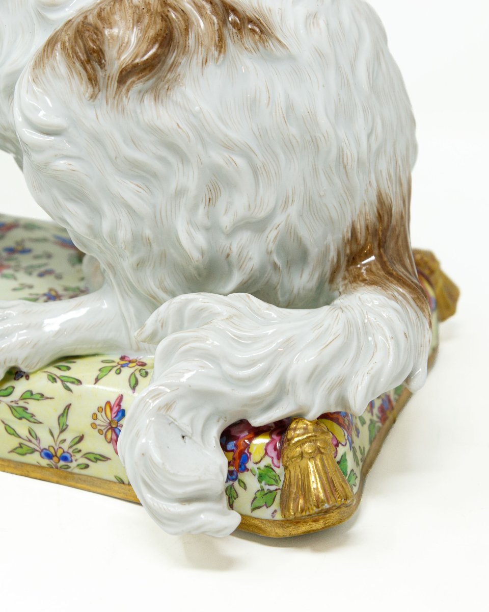 Porcelaine de Meissen, seconde moitié du XVIIIe siècle, Chiot de Bolognaise sur un coussin-photo-4