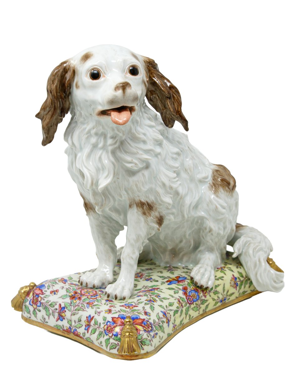 Porcelaine de Meissen, seconde moitié du XVIIIe siècle, Chiot de Bolognaise sur un coussin