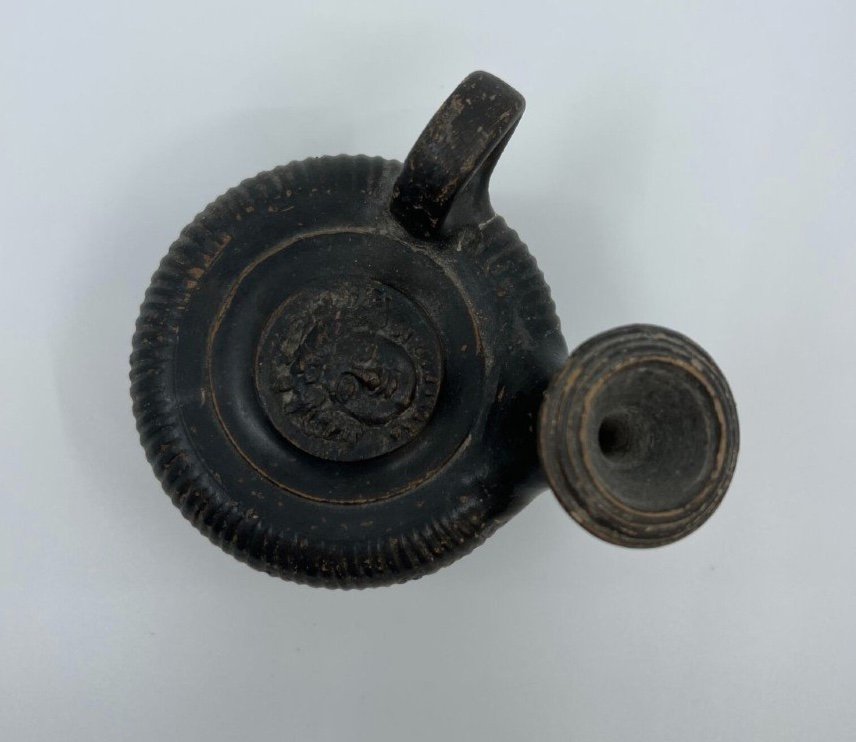Guttus orné d'Un Médaillon En Relief Représentant Un Masque De Gorgone - Art Grec - Antique