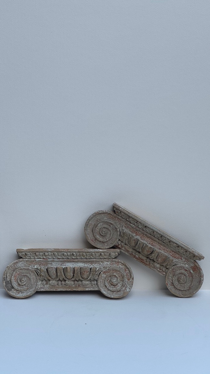 Paire d’appliques murales en bois sculpté–Chapiteaux ioniques fragmentaires–Antique