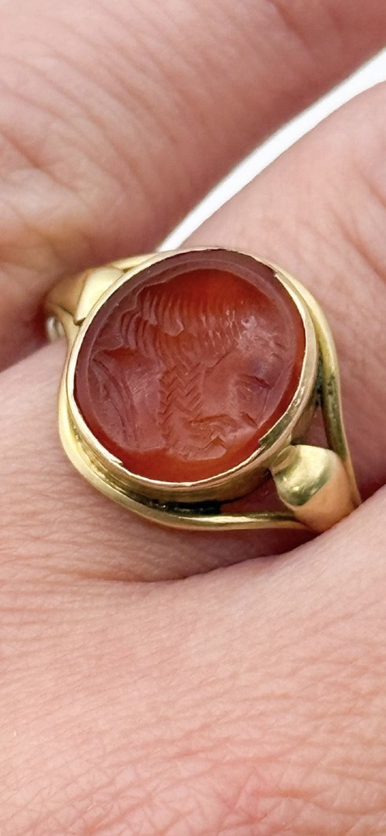 Bague en or jaune ornée d'une intaille de cornaline représentant le profil d'un moine - XIXe-photo-1