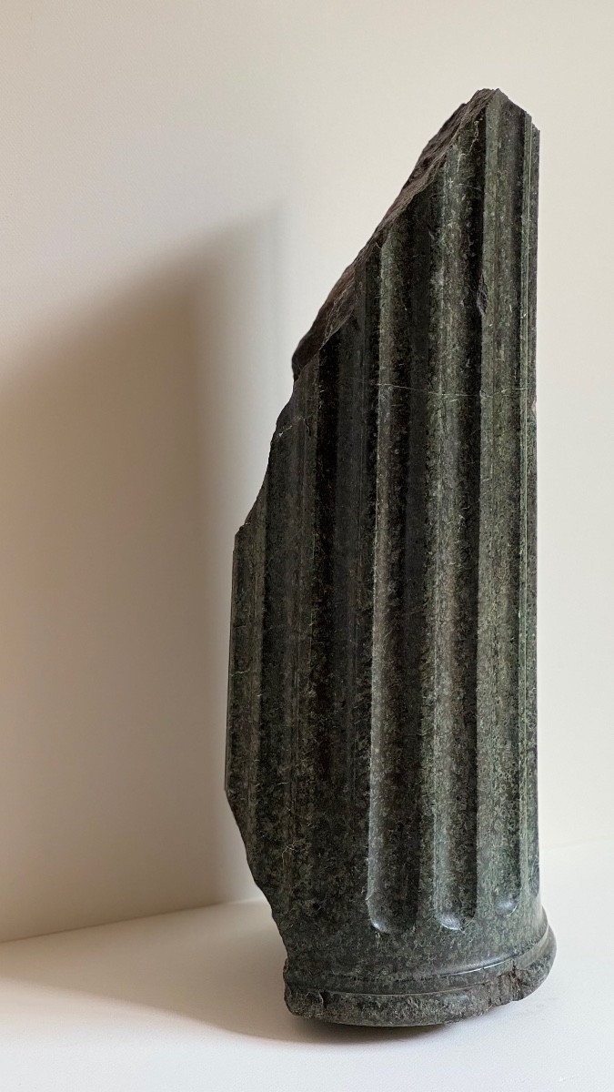 Fragment de colonne cannelée en serpentine marbre vert, goût de l'Antique-photo-2