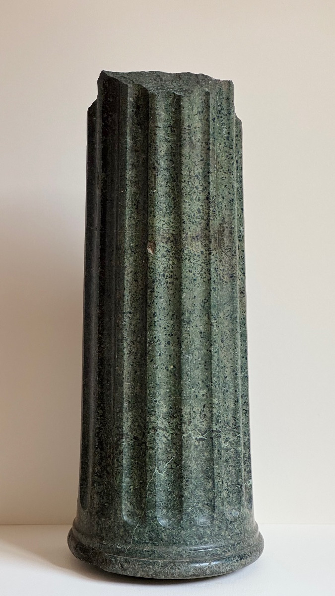 Fragment de colonne cannelée en serpentine marbre vert, goût de l'Antique