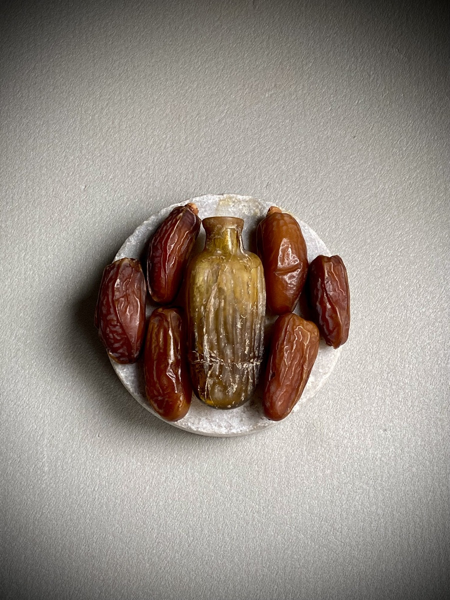 Falcon en verre ambré romain antique en forme de datte ,  dit « DATE FLASK » , orient romain -photo-2