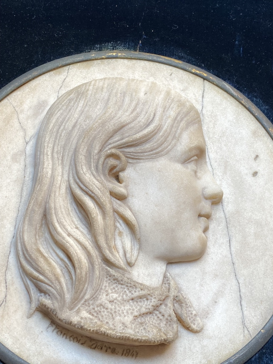 Médaillon en marbre signé François Daré 1847 portrait romantique de jeune femme de profil-photo-1