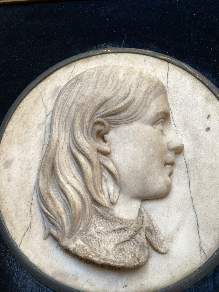 Médaillon en marbre signé François Daré 1847 portrait romantique de jeune femme de profil-photo-3
