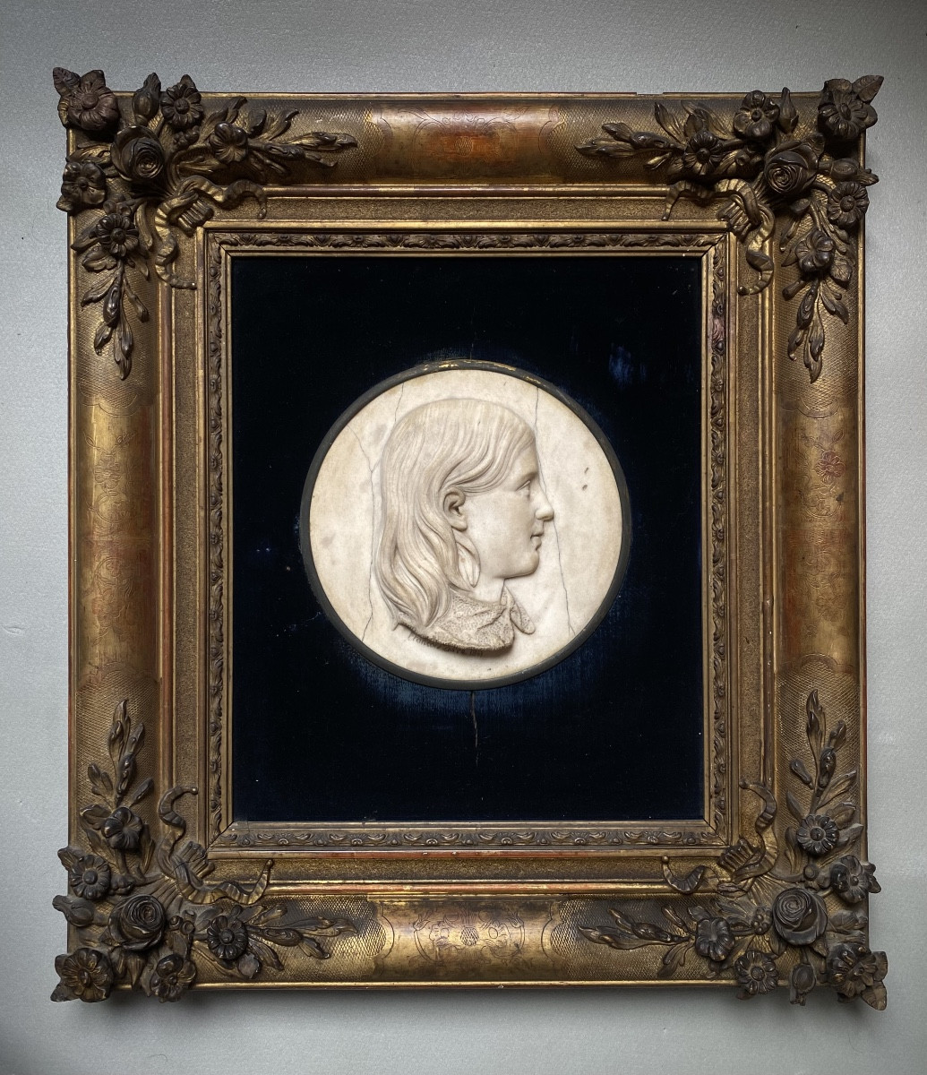 Médaillon en marbre signé François Daré 1847 portrait romantique de jeune femme de profil