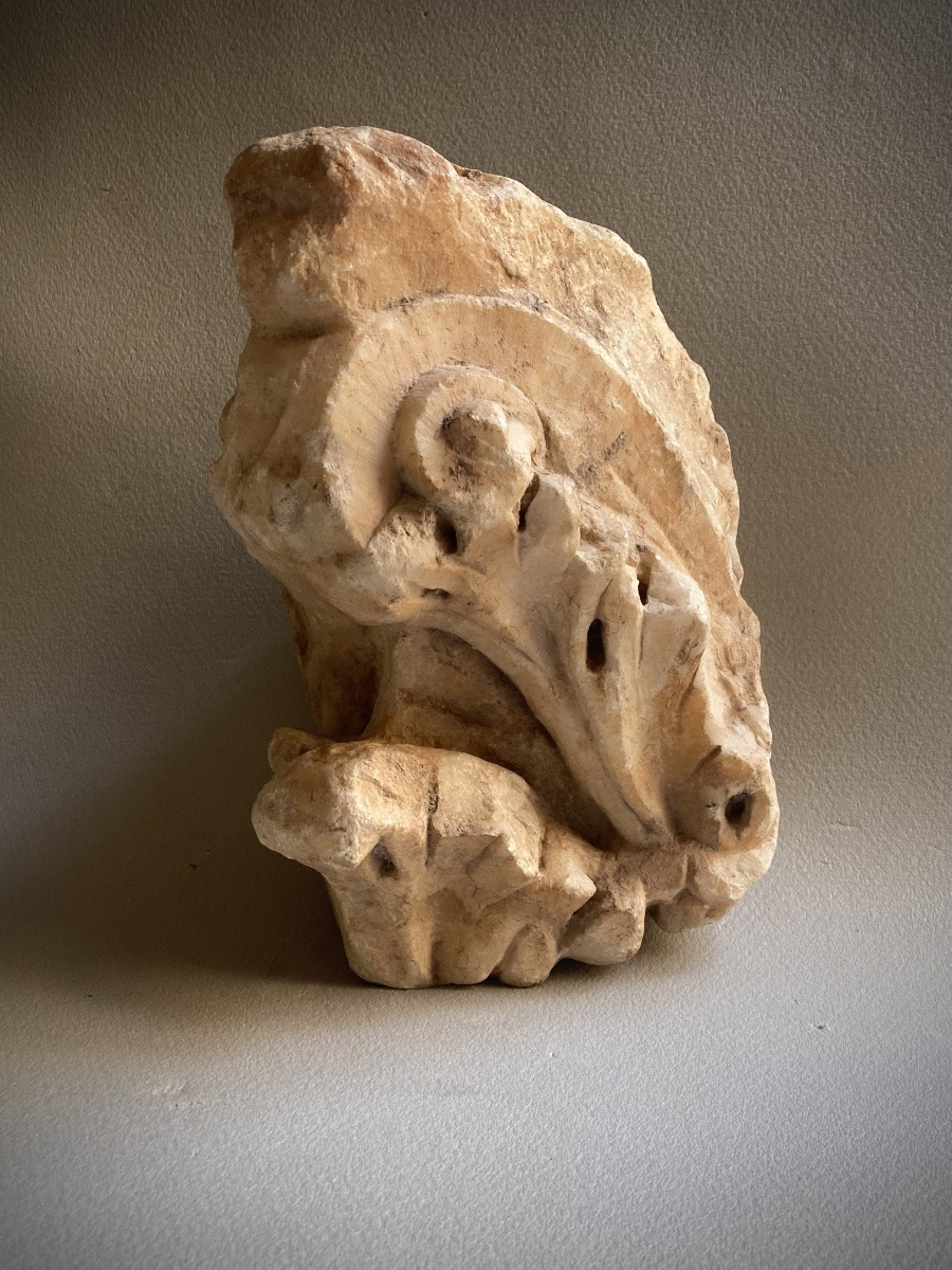 Fragment d’un grand chapiteau Corinthien , marbre romain antique grande feuille d’acanthe -photo-2
