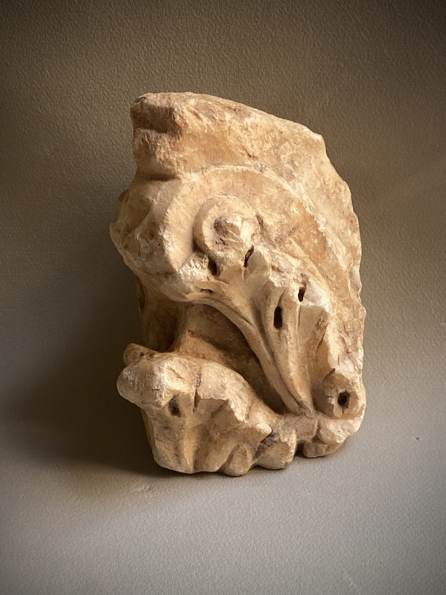 Fragment d’un grand chapiteau Corinthien , marbre romain antique grande feuille d’acanthe 