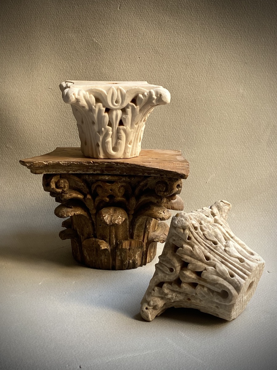 Pair Of Corinthian Capitals In Marble, Modeled After Ancient Examples, With A Base -photo-2
