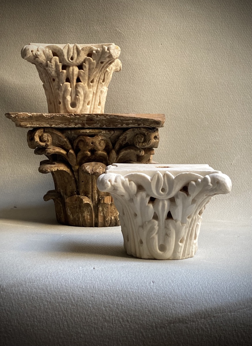 Pair Of Corinthian Capitals In Marble, Modeled After Ancient Examples, With A Base -photo-3