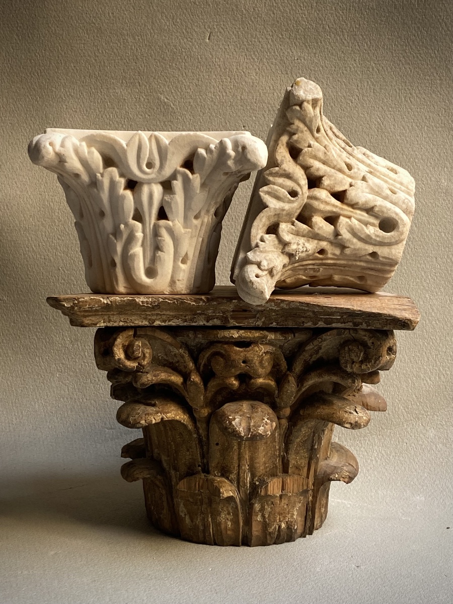 Pair Of Corinthian Capitals In Marble, Modeled After Ancient Examples, With A Base -photo-1