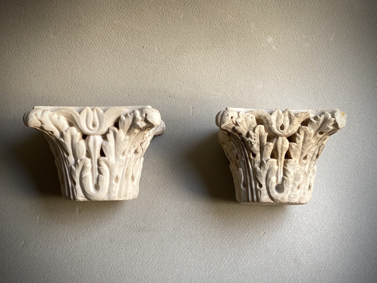 Pair Of Corinthian Capitals In Marble, Modeled After Ancient Examples, With A Base -photo-2