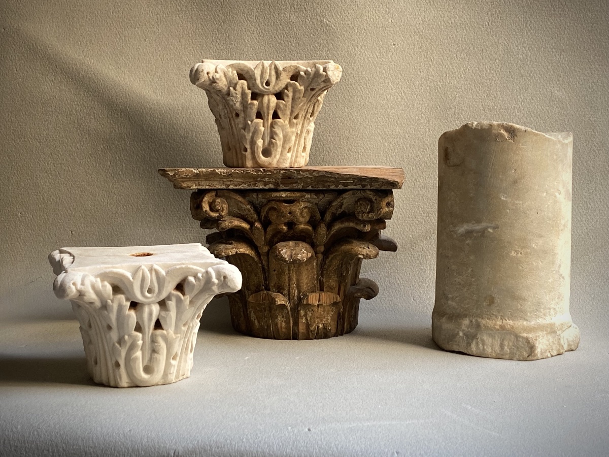 Pair Of Corinthian Capitals In Marble, Modeled After Ancient Examples, With A Base -photo-7