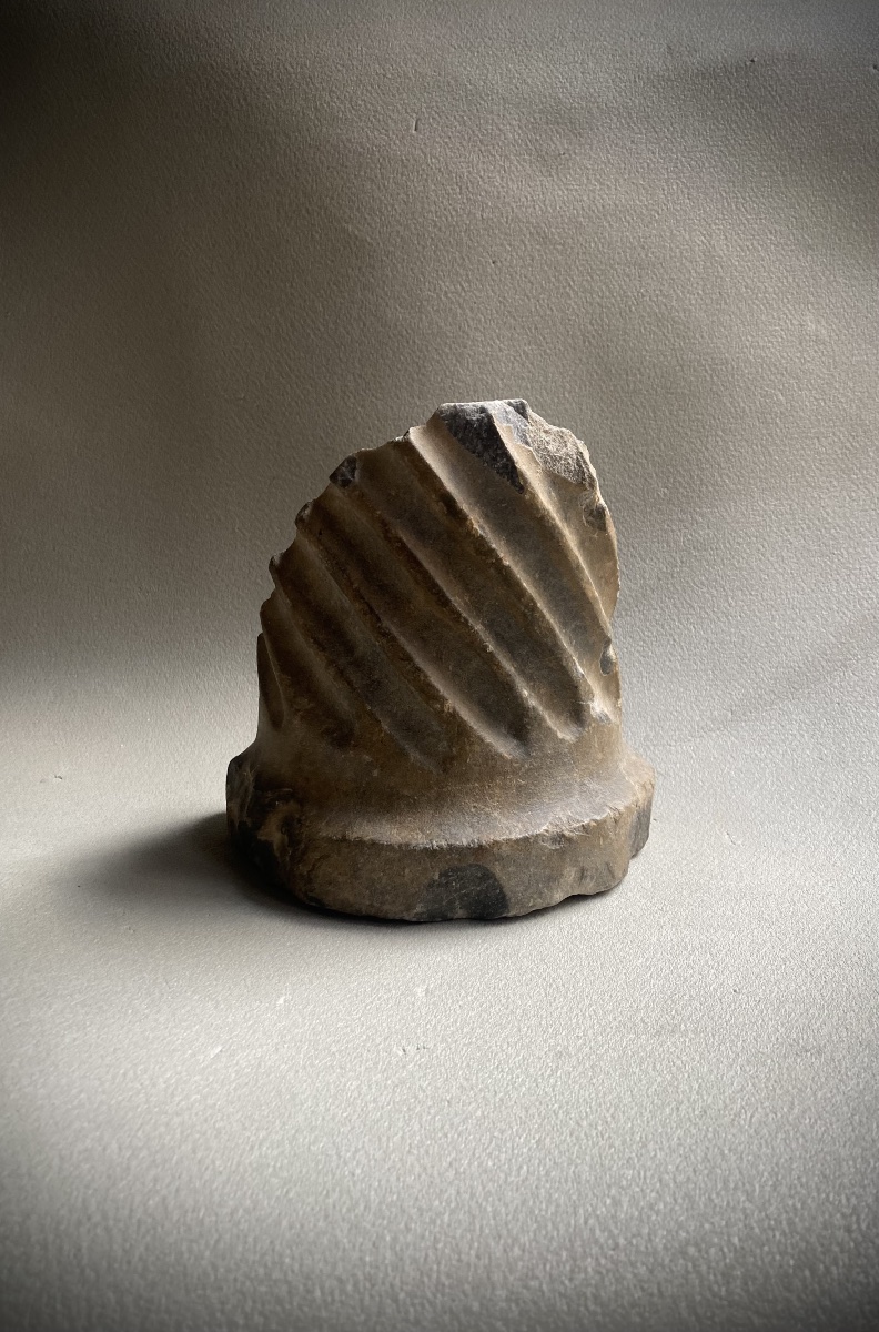 Fragment de base de fût de colonne torsadée, Marbre gris romain antique-photo-2