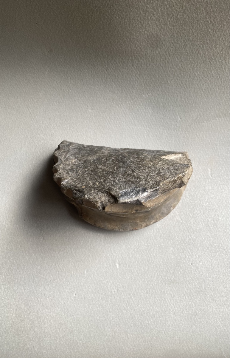 Fragment de base de fût de colonne torsadée, Marbre gris romain antique-photo-3