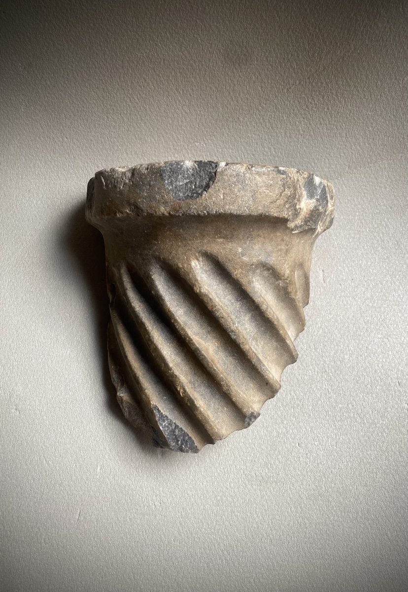 Fragment de base de fût de colonne torsadée, Marbre gris romain antique-photo-4