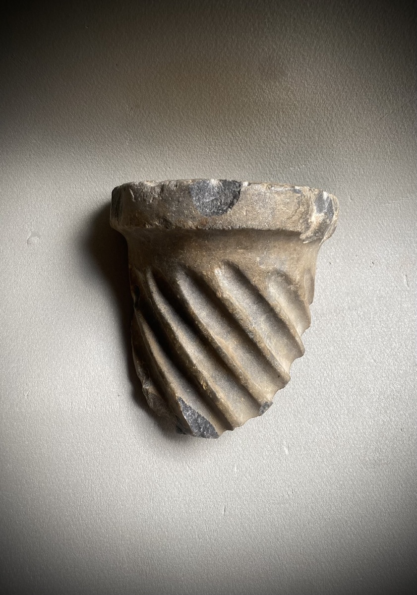 Fragment de base de fût de colonne torsadée, Marbre gris romain antique