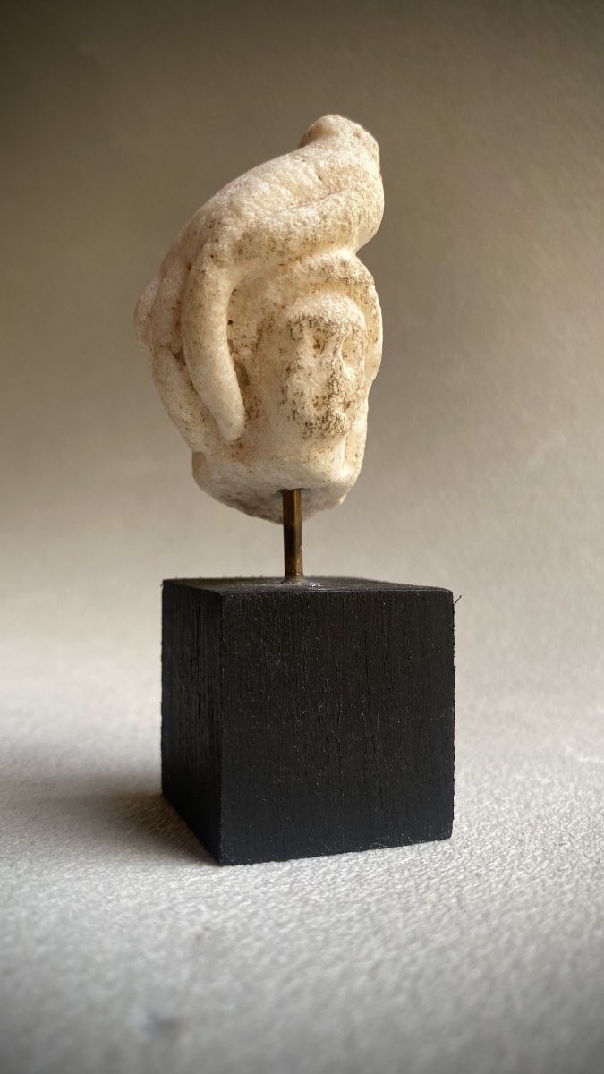Fragment Of A Statuette Depicting A Hand Resting On A Hermaic Head, Made Of Ancient Marble; Greco-roman Art -photo-2