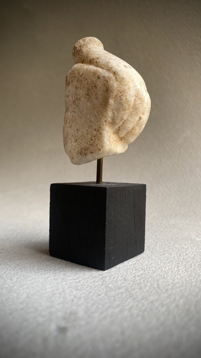 Fragment Of A Statuette Depicting A Hand Resting On A Hermaic Head, Made Of Ancient Marble; Greco-roman Art -photo-2