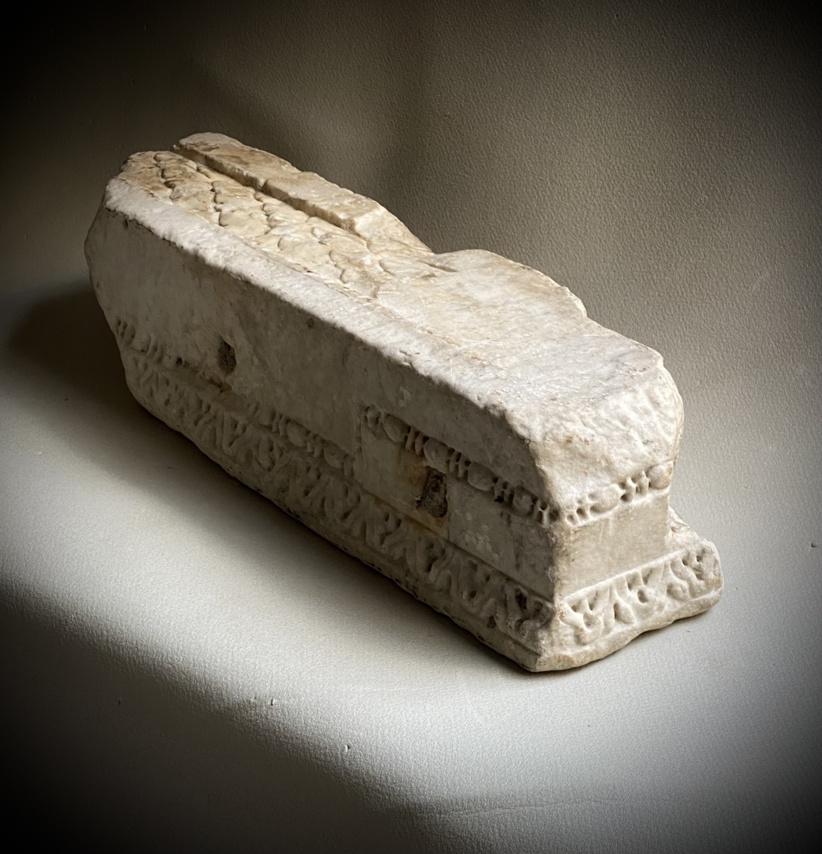 Grand fragment d’architrave  antique en marbre sculpté en frise Art romain IIe s-photo-2