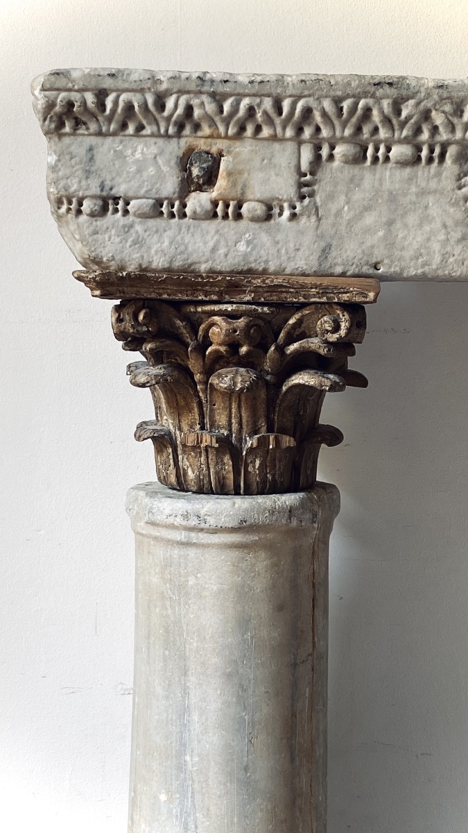 Grand fragment d’architrave  antique en marbre sculpté en frise Art romain IIe s