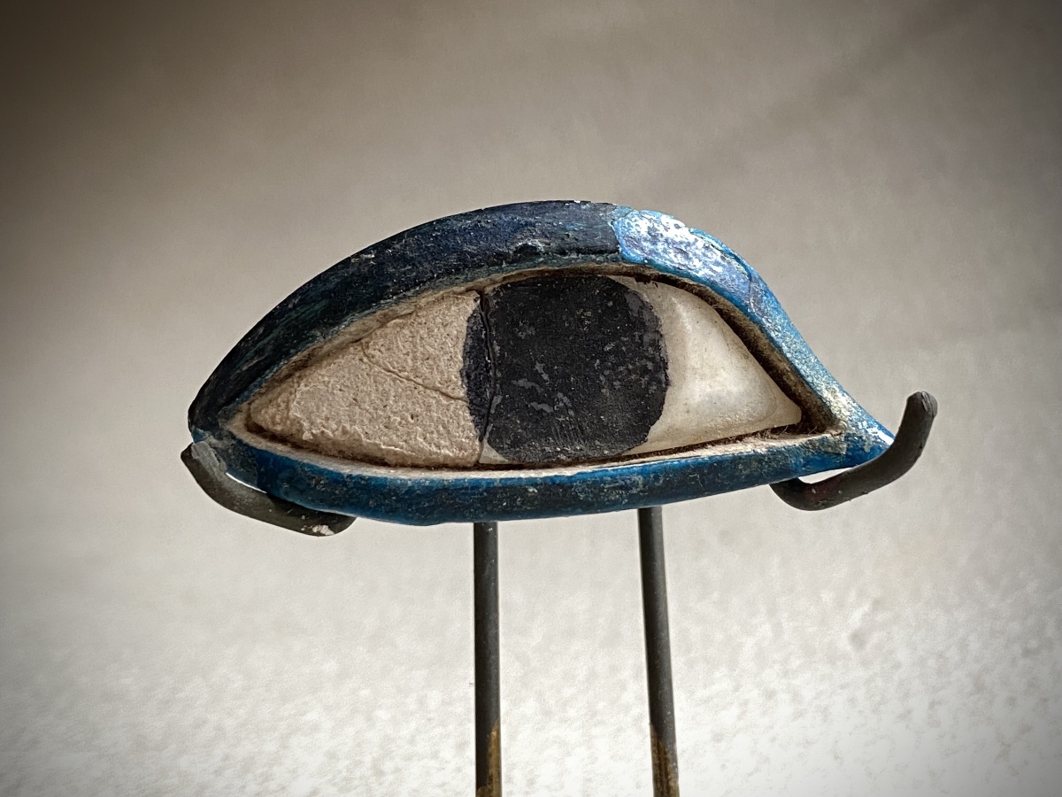 ŒIL D’INCRUSTATION DE MASQUE DE SARCOPHAGE ÉGYPTIEN, CÉRAMIQUE ET PIERRE, ÉGYPTE ANTIQUE-photo-2