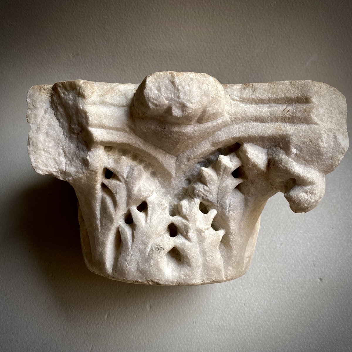 Ancient Roman-byzantine Corinthian Capital, Antique Marble, Circa 4th–5th Century -photo-1